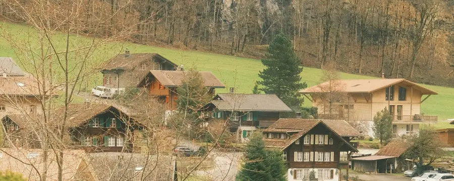 Bergdorf im Herbst